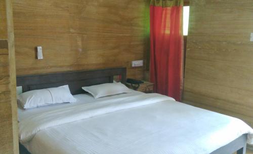 Säng eller sängar i ett rum på Hotel Heera Court