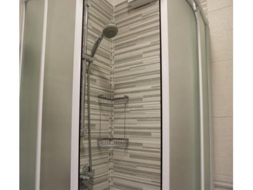 um chuveiro numa casa de banho com uma porta de vidro em Beach front apartment with sea view - Beahost em Bibione