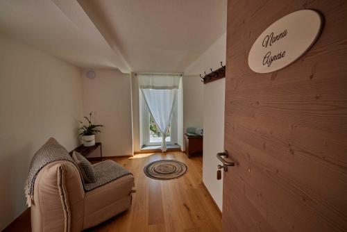 ein Wohnzimmer mit Sofa und Tür in der Unterkunft Osteria Manciana con Alloggio by Stay Generous in Scudellate