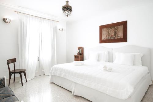 サルヴェにあるRelais Carlo Albertoの白いベッドルーム(大きな白いベッド1台、椅子付)