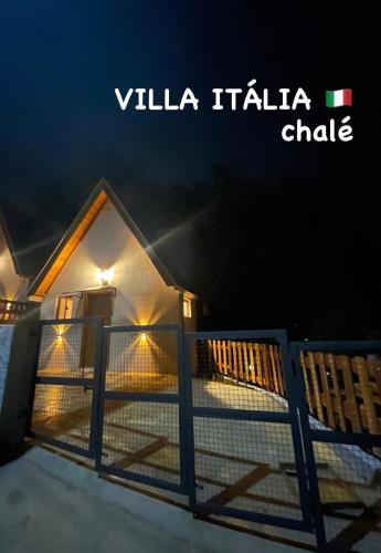 a fence in front of a building with the words villa italia chale at VILLA ITÁLIA CHALÉ in Santo Antônio do Pinhal