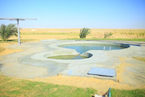 Kolam renang di atau di dekat Shahrazad Camp in white desert, Egypt