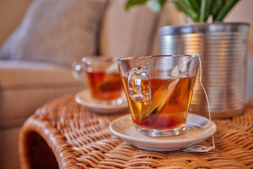 two cups of tea sitting on a wicker table at Osteria Manciana con Alloggio MONTE GENEROSO in Scudellate