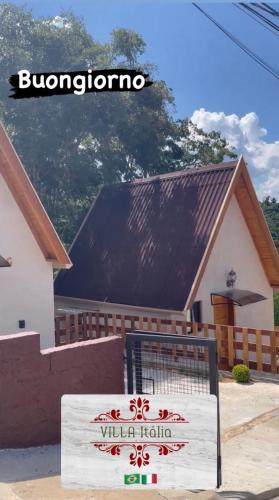 a small house with a sign in front of it at VILLA ITÁLIA CHALÉ in Santo Antônio do Pinhal