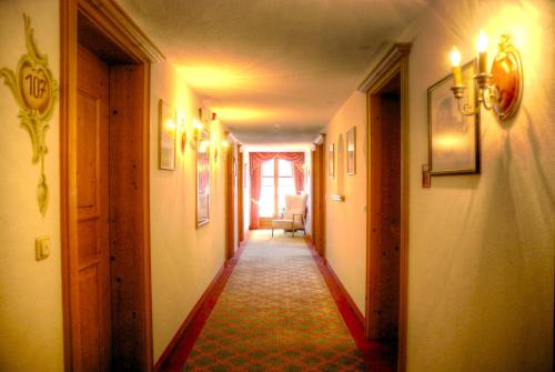 a long hallway with a hallwayngth at Hotel Hölzer Bräu by Lehmann Hotels in Ebersberg