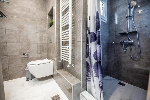 A bathroom at Central Luxury Apartment