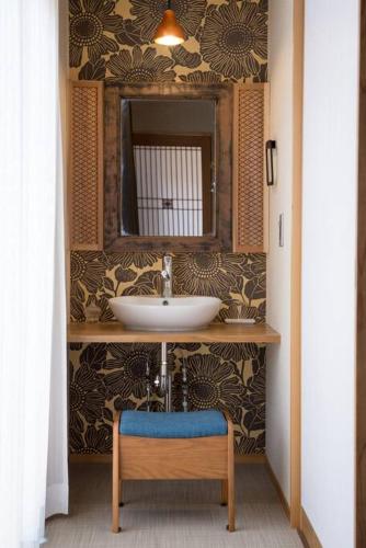 a bathroom with a sink and a mirror at Jikukan Enishi in Taisha