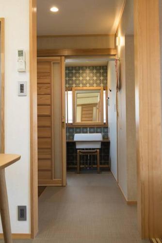 a hallway leading to a bathroom with a sink at Jikukan Enishi in Taisha