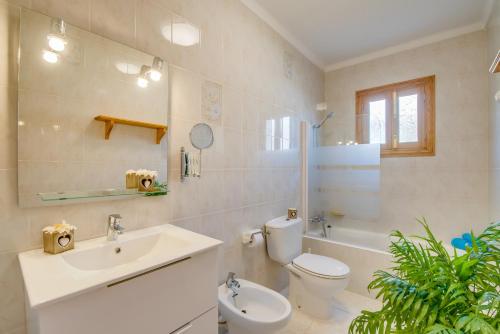 La salle de bains est pourvue d'un lavabo, de toilettes et d'une baignoire. dans l'établissement Ideal Property Mallorca - Tobalu, à Colonia Sant Jordi