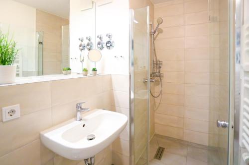 a bathroom with a sink and a shower at Chic Studio - 1min zum HBF in Mannheim