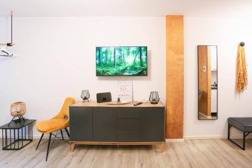 an office with a desk and chairs in a room at Chic Studio - 1min zum HBF in Mannheim