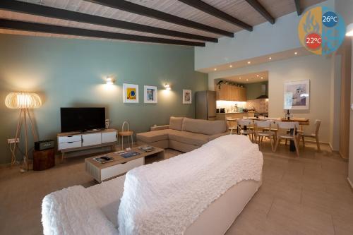 Televízia a/alebo spoločenská miestnosť v ubytovaní Linas Home - Kalamata Mediterranean Villas
