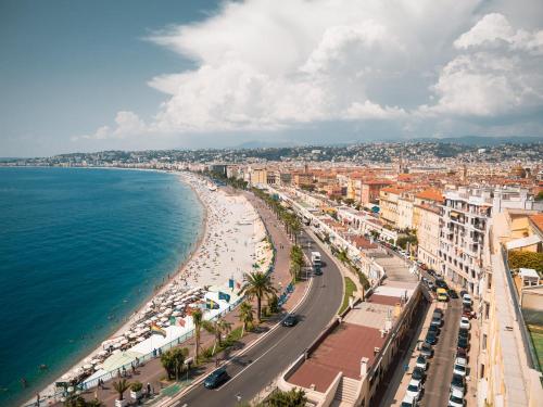 eine Luftansicht auf einen Strand mit Gebäuden und das Meer in der Unterkunft Escale de Nice in Nizza