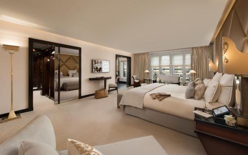 1 dormitorio con 1 cama grande y sala de estar en Hôtel Barrière Fouquet's Paris, en París