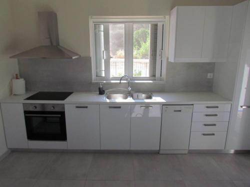 Dapur atau dapur kecil di Beautiful 3-Bed House in Chania with garden
