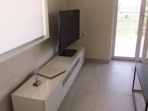 Televisyen dan/atau pusat hiburan di Beautiful 3-Bed House in Chania with garden