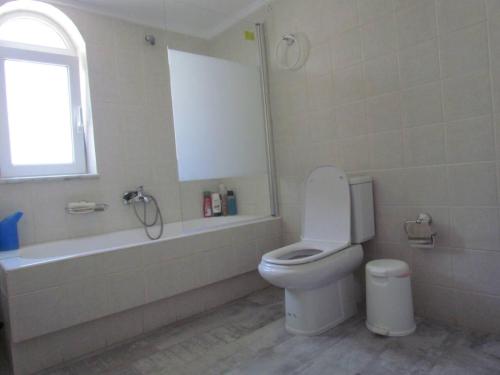 Bilik mandi di Beautiful 3-Bed House in Chania with garden