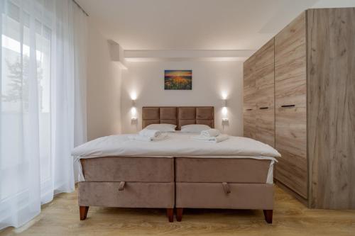 מיטה או מיטות בחדר ב-M Apartments
