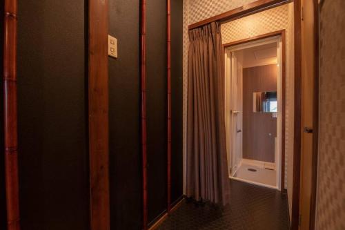 a hallway with a mirror and a window in a room at Jikukan Meguri in Kanayama