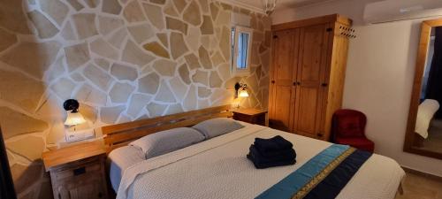 ein Schlafzimmer mit einem Bett mit einer schwarzen Tasche darauf in der Unterkunft Casa Rural Buenavista Pedralba in Pedralba