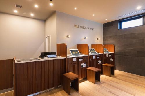 uma sala de espera numa clínica dentária com cadeiras em Sotetsu Grand Fresa Kumamoto em Kumamoto