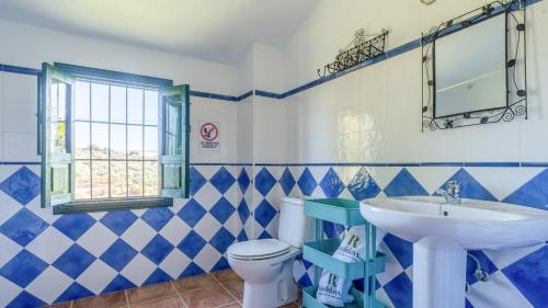 A bathroom at Casa Ginés Iznájar by Ruralidays