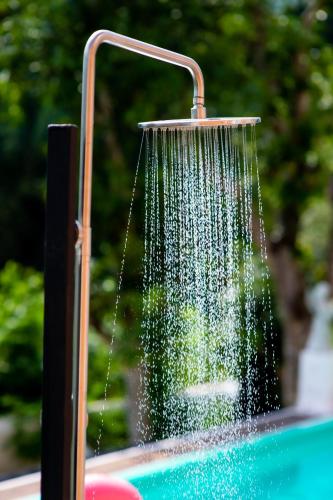a shower with water coming out of it at Chateau de Luxi Khao Yai - ชาโตว์ เดอ ลูซี่ เขาใหญ่ in Mu Si