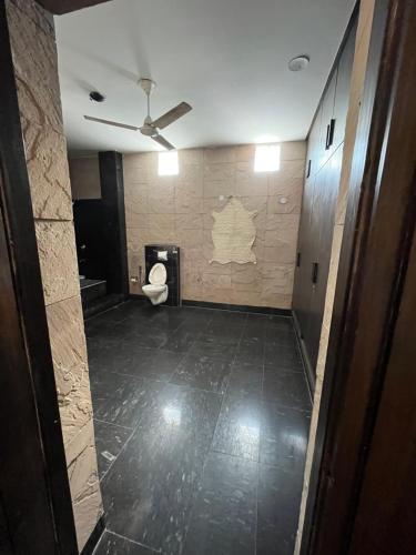 een lege kamer met een toilet in een gebouw bij Aakritii Hotels in Gurgaon