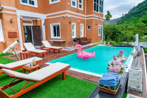 a house with a swimming pool with a pink swan in a yard at Chateau de Luxi Khao Yai - ชาโตว์ เดอ ลูซี่ เขาใหญ่ in Mu Si