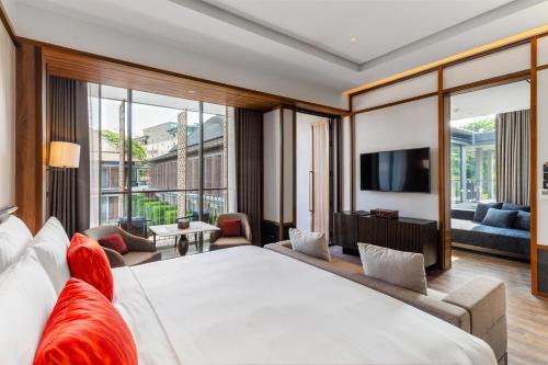 Villa Deva Resort & Hotel Bangkok في بانكوك: غرفة فندق بسرير كبير وتلفزيون