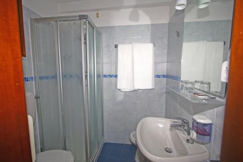 ein Bad mit einer Dusche, einem Waschbecken und einem WC in der Unterkunft Hotel dalla Mora in Venedig