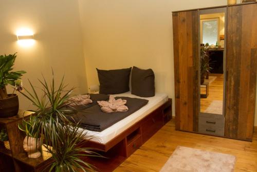 Cette chambre comprend un lit et un miroir. dans l'établissement Apartment Black der Sportschule Badura, à Leipzig