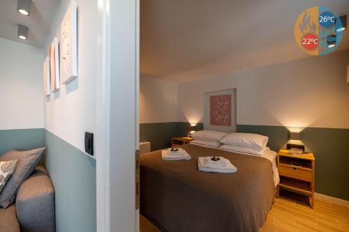 1 dormitorio con 2 camas y toallas. en Villa Vesta Retiré - Kalamata Mediterranean Villas, en Kalamata