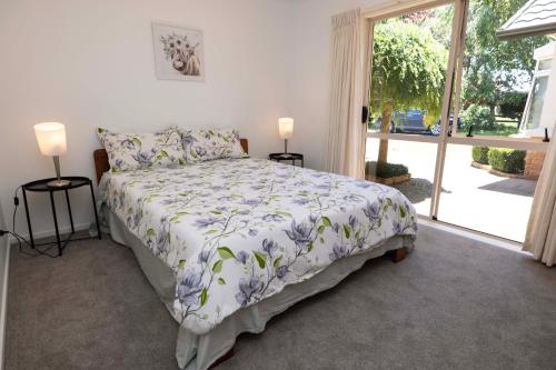 Ліжко або ліжка в номері 2 Bedrooms Plus Garage on Te Awa Cycleway