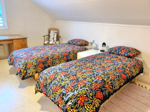 two beds sitting next to each other in a bedroom at Central Apartment Närpes in Närpiö