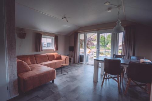 a living room with a couch and a table at Vakantiepark Eigen Wijze in Bant