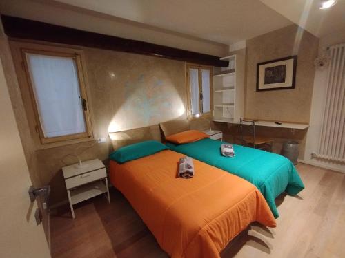 een slaapkamer met 2 bedden in een kamer bij Cà Lirica in Venetië