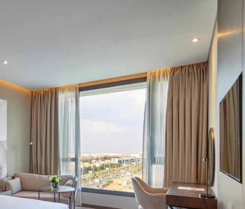 Uma cama ou camas num quarto em Crowne Plaza - West Cairo Arkan by IHG