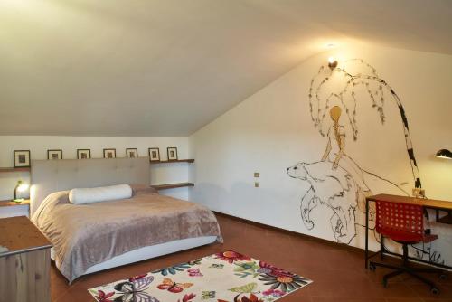 ein Schlafzimmer mit einem Bett und einer Wand mit einer Zeichnung darauf in der Unterkunft Little Brick House on Siena Hills with Balconies in Siena