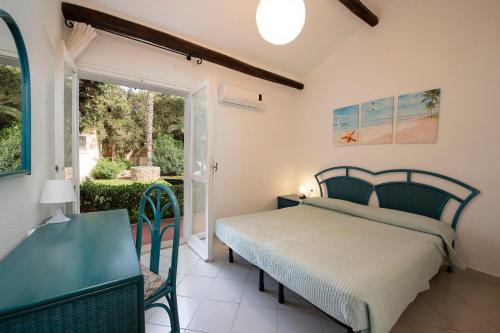 Villa Adelaide في فيلاسيميوس: غرفة نوم بسرير وباب للباحة