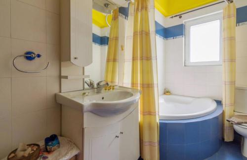 Ένα μπάνιο στο Nea Smirni Luxury Apartment