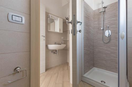 La salle de bains est pourvue d'une douche et d'un lavabo. dans l'établissement L`Ebrezza by BarbarHouse, à Campomarino