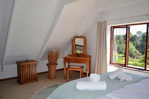 ダルストロアームにあるEagles Nestのベッドと机と鏡のある寝室