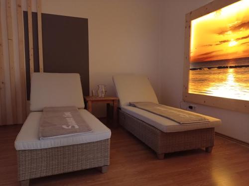 - 2 chaises et un lit dans une chambre avec fenêtre dans l'établissement kleine AusZeit, à Eslohe