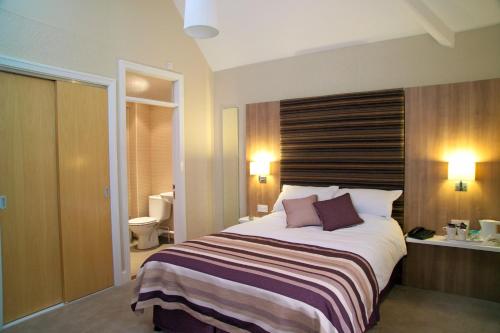 A bed or beds in a room at Hillscourt 