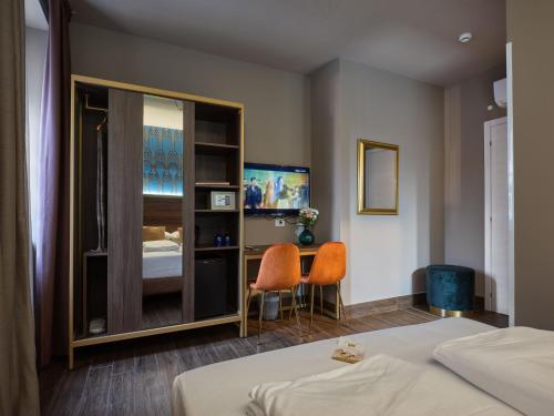 um quarto de hotel com uma cama, uma mesa e cadeiras em Hotel Giulietta em Verona