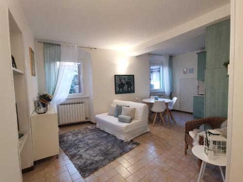 een woonkamer met een witte bank en een tafel bij Beautiful View in Bergamo