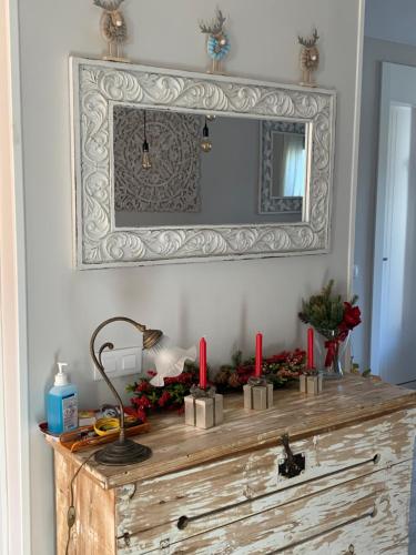 uma mesa com velas e um espelho em La Casa de la Colonia em Seira