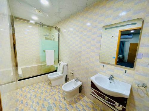 La salle de bains est pourvue de toilettes et d'un lavabo. dans l'établissement Daraysh Hotel, à Charjah