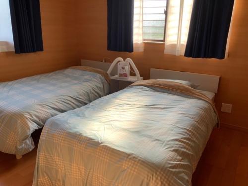 a bedroom with two beds and a window at AZ Hotel - Vacation STAY 56058v in Akaoki
